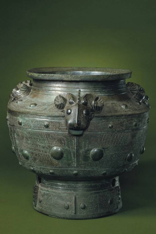 肩部等距离地装饰三只高浮雕形式的卷角羊头,间以回形纹为地的目形